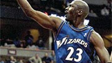 <B>PROMESA ROTA</b>. Michael Jordan volvió a deleitar siete meses después a sus incondicionales con su reaparición. Eso sí, faltó a su palabra, ya que dijo que no jugaría en toda la pretemporada. Al final sumó ocho puntos en quince minutos de juego.