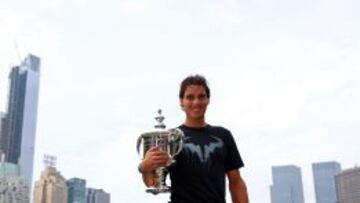 Rafa Nadal posó para los medios con el trofeo de ganador del US Open y con los míticos rascacielos de fondo.