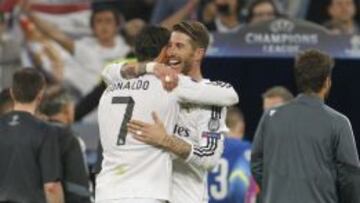 Sergio Ramos abraza a Cristiano.
