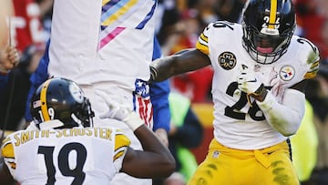 LWS131. Kansas City (United States), 15/10/2017.- Pittsburgh Steelers running back Le'veon Bell (R) punches the goal post pylon acting like he is boxing while teammate JuJu Smith-Schuster (L) pretends to take his pitcher after Bell scored a touchdown against the Kansas City Chiefs in the first half of the NFL American football game between the Pittsburgh Steelers and the Kansas City Chiefs at Arrowhead Stadium in Kansas City, Missouri, USA, 15 October 2017. (Estados Unidos) EFE/EPA/TYLER SMITH