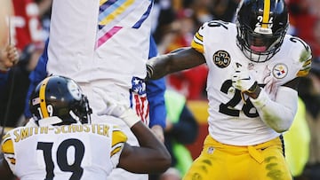 LWS131. Kansas City (United States), 15/10/2017.- Pittsburgh Steelers running back Le&#039;veon Bell (R) punches the goal post pylon acting like he is boxing while teammate JuJu Smith-Schuster (L) pretends to take his pitcher after Bell scored a touchdown against the Kansas City Chiefs in the first half of the NFL American football game between the Pittsburgh Steelers and the Kansas City Chiefs at Arrowhead Stadium in Kansas City, Missouri, USA, 15 October 2017. (Estados Unidos) EFE/EPA/TYLER SMITH