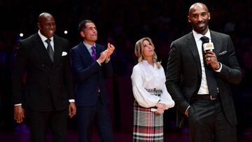 Kobe Bryant, durante la retirada de su camiseta con Magic Johnson, Rob Pelinka y Jeannie Buss