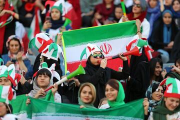 Seguidoras iraníes animan a la Selección de su país en el Estadio Azazi en Teherán. Irán venció 14-0 a Camboya en la fase de grupos de clasificación para el Mundial de 2022.