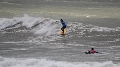 Bailando sobre las olas: el arte de los surfistas de tablas largas