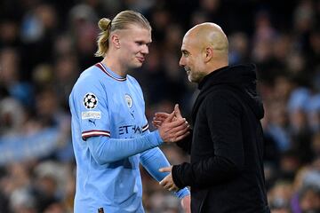 Erling Haaland fue sustituido en el minuto 63 por Julián Álvarez. En la imagen, Pep Guardiola felicita al delantero noruego tras el cambio.