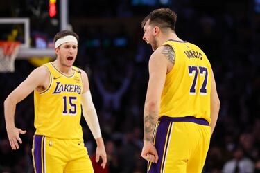 Luka Doncic y Austin Reaves durante el partido de NBA entre los Los Angeles Lakers y los New York Knicks.
