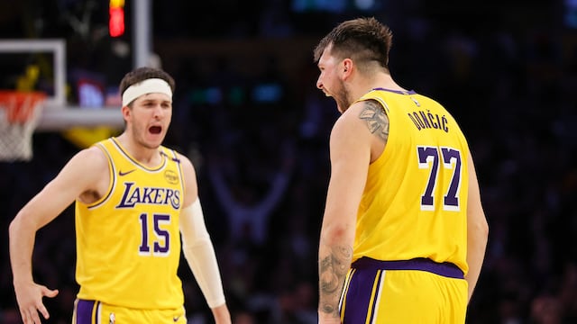 Luka Doncic y Austin Reaves durante el partido de NBA entre los Los Angeles Lakers y los New York Knicks.