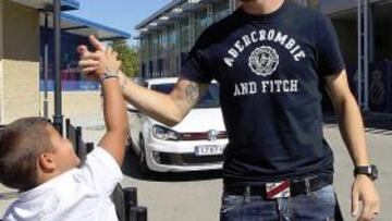 <b>ADIÓS. </b>Álvaro Vázquez se entrenó ayer en Sant Adrià y se despedió de la afición blanquiazul.