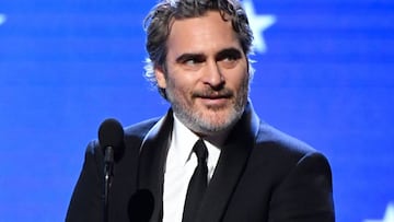 Joaquin Phoenix recibiendo su galard&oacute;n por &#039;Mejor Actor&#039; en la 25&deg; edici&oacute;n de los Critics&#039; Choice Awards en Barker Hangar, California. Enero 12, 2020.