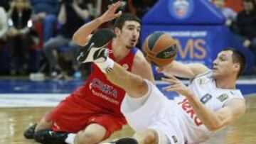 Jonas Maciulis lucha por el bal&oacute;n con Nando de Colo.