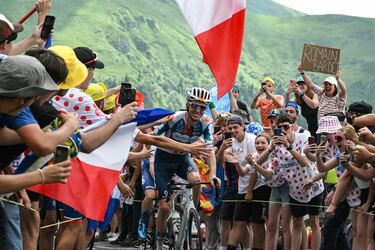 Romain Bardet saluda a los aficionados en el "Virage Bardet" en el que será su último Tour.