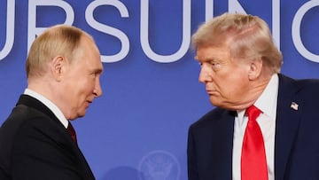 FILE PHOTO: U.S. President Donald Trump and Russian President Vladimir Putin look at each other during a press conference following their meeting to negotiate an end to the war in Ukraine, at Joint Base Elmendorf-Richardson, in Anchorage, Alaska, U.S., August 15, 2025. REUTERS/Kevin Lamarque/File Photo