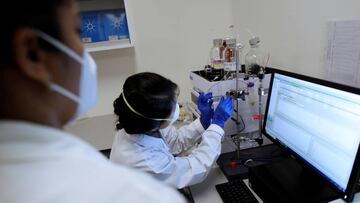 Imagen de dos científicas analizando pruebas de coronavirus.