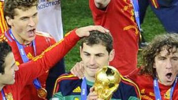 <b>EN LA CIMA. </b>Casillas, con la Copa del Mundo como capitán.