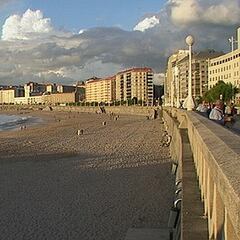 Buscaban a un hombre por barco y helicóptero en la playa de Orzán y estaba en casa
