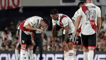 River Plate's midfielder Jose Paradela (L) cools himself down alongside his teammate defender Enzo Diaz (C) during their Argentine Professional Football League Tournament 2023 match at El Monumental stadium, in Buenos Aires, on March 12, 2023. (Photo by ALEJANDRO PAGNI / AFP) (Photo by ALEJANDRO PAGNI/AFP via Getty Images)