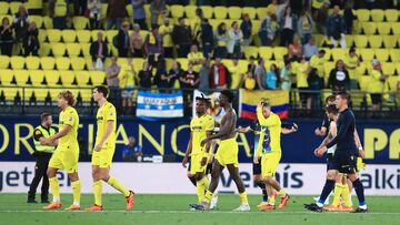 VILLARREAL (CASTELLÓN), 24/05/2023.- Los jugadores del Villarreal al final del partido de LaLiga disputado frente al Cádiz en el estadio de La Cerámica. EFE/Domenech Castelló