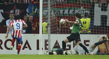 En mayo de 2012 el Atlético gana en Bucarest la final de la Europa League al Athletic de Bilbao con exhibición del Falcao, autor de dos goles. En la imagen marcando el segundo tanto. 