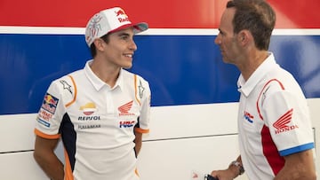 Marc M&aacute;rquez charla con Alberto Puig durante los test de pretemporada.