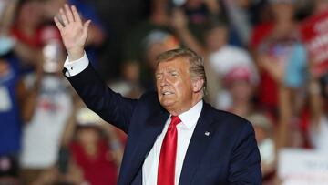 SANFORD, FLORIDA - 12 DE OCTUBRE: El presidente Donald Trump saluda a la multitud cuando se va despu&eacute;s de hablar durante un evento de campa&ntilde;a en el Aeropuerto Internacional Orlando Sanford el 12 de octubre de 2020 en Sanford, Florida.