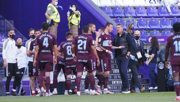 &Oacute;scar Garc&iacute;a conversa con sus pupilos durante la pausa para hidratarse en el partido contra el Valladolid.