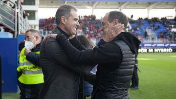 Garitano y Etxeberria se saludan antes del inicio del partido.