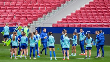 El Atlético Femenino entrenando en el Metropolitano a las órdenes de Manolo Cano.