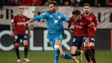 Aimar Oroz disputa un balón con  Baptistao.