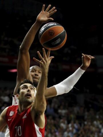 Marcus Slaughter se dispone a taponar a Kostas Sloukas (de rojo).