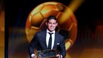 James, con el Premio Puskas.