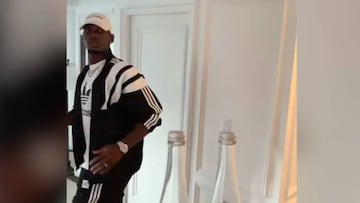 Pogba se pasa el reto viral del tapón superando a todos: ¡abrió dos botellas al mismo tiempo!