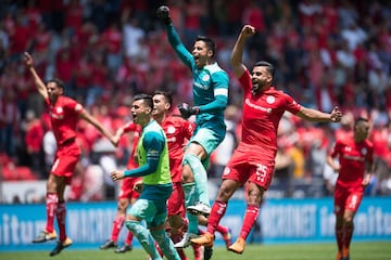 Toluca sigue intratable en este torneo. Siete triunfos consecutivos lo resumen todo. Los ‘Diablos’ ahora le pegaron al actual campeón de la primera división, los Tigres, y ya están más que seguros para la liguilla del Clausura 2018. A falta de 3 partidos por disputarse, Toluca aparece como el súper líder y el rival a vencer en la recta final de la campaña.
