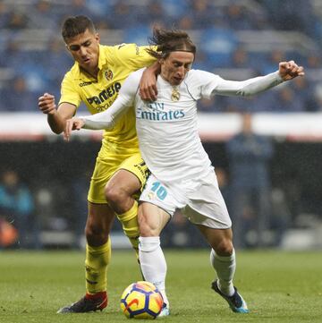 Luka Modric ante Rodrigo. 