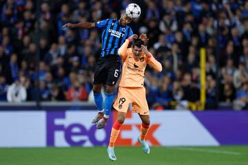 El defensor ghanés del Club Brugge, Denis Odoi, lucha por el balón con el centrocampista español del Atlético de Madrid, Álvaro Morata.