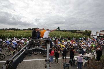 Los espectadores animan sobre el pelot車n.