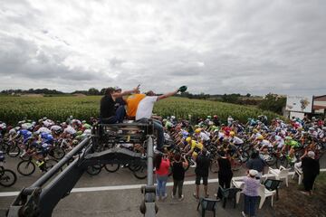 Los espectadores animan sobre el pelotón.