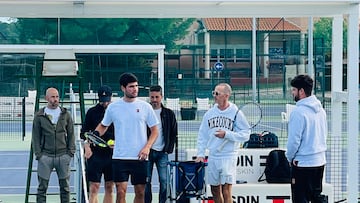 El tenista español Carlos Alcaraz entrena junto a Samuel López y su hermano Álvaro en la Real Sociedad Club de Campo de Murcia