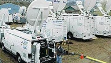 <b>CAMPING DE MEDIOS.</B> Con las Rocosas de fondo, los juzgados de Eagle son el actual gran centro de atención.