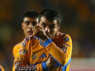 Tigres' Argentine forward (L) #07 Angel Correa celebrates after scoring his team's fourth goal during the Liga MX Apertura tournament football match between Tigres and Necaxa at the University stadium -aka El Volcan- in San Nicolas de los Garza, Nuevo Leon, Mexico on October 17, 2025. (Photo by Julio Cesar AGUILAR / AFP)