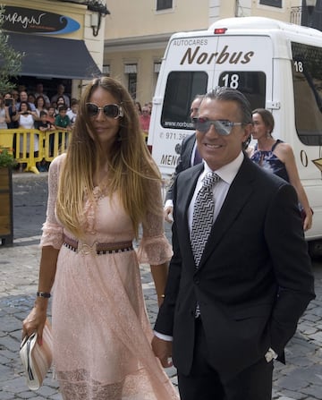 Sergio Escariolo y su acompañante a su llegada a la boda de Sergio Llull y Almudena Cánovas.