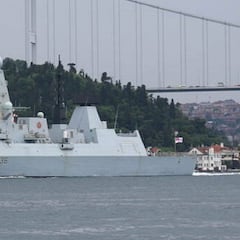 Rusia efectúa disparos de advertencia contra un destructor británico cerca de Crimea