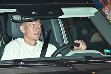 Toni Kroos sale del estadio Santiago Bernabéu tras asistir al concierto de Taylor Swift.