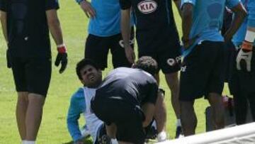 <b>EL MOMENTO. </b>Diego Costa se daña el tobillo ayer en Majadahonda.