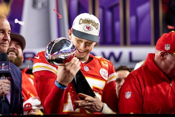 El año empezó de la mejor manera con el triunfo en el Super Bowl sobre los 49ers en el Allegiant Stadium. La actuación de Mahomes fue tal (34/46, 333 yardas, 2 TD, INT) que fue nombrado el Jugador Más Valioso del partido más importante de la NFL por tercera ocasión en su carrera. Pocos son los que tienen una tercia de premios al MVP puesto que Joe Montana acumuló tres y Tom Brady cinco. 