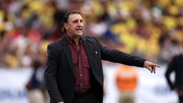 Colombia's Argentine coach Nestor Lorenzo shouts instructions to his players from the touchline during the Conmebol 2024 Copa America tournament quarter-final football match between Colombia and Panama at State Farm Stadium in Glendale, Arizona, on July 6, 2024. (Photo by Chris CODUTO / AFP)