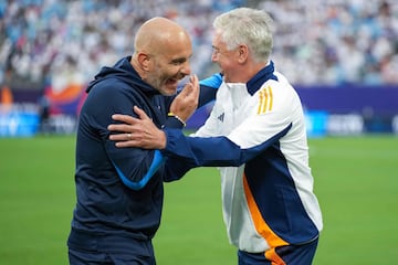 Carlo Ancelotti conversa con el entrenador del Chelsea, su compatriota Enzo Maresca, antes del partido.