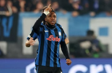 2-3. El jugador nigeriano del Atalanta celebra el segundo tanto.