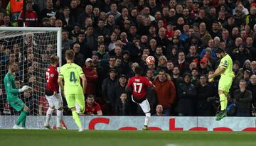 0-1. Luke Shaw marc¨® el primer gol del Barcelona en propia puerta.