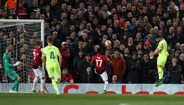 0-1. Luke Shaw marcó el primer gol del Barcelona en propia puerta.