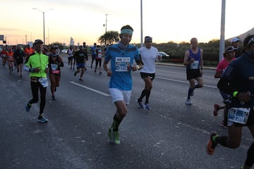 Monterrey vivió una fiesta importante con el Maratón Powerade, donde decenas de corredores desafiaron al frío para cumplir esta meta.